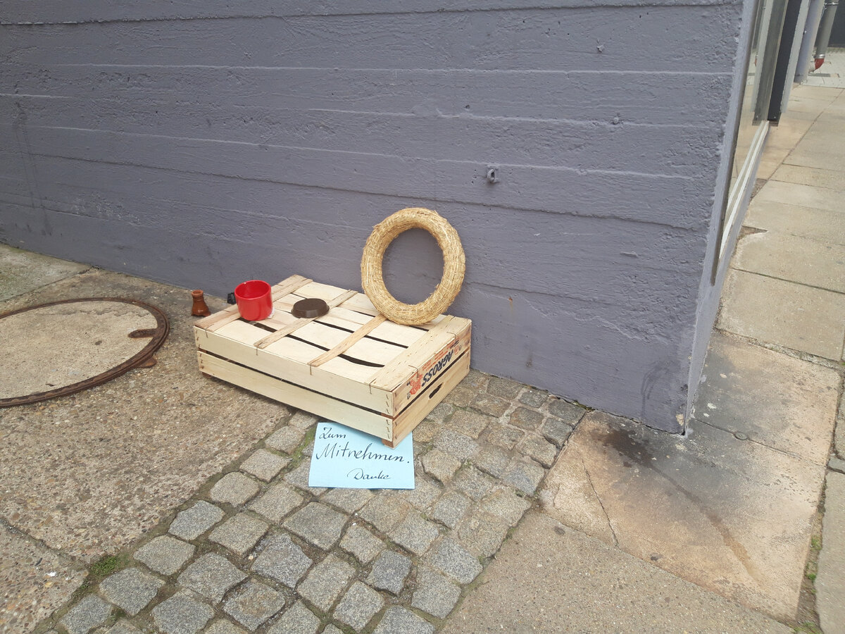 Таким образом немцы пытаются помочь и сделать приятное случайным прохожим на их улице.