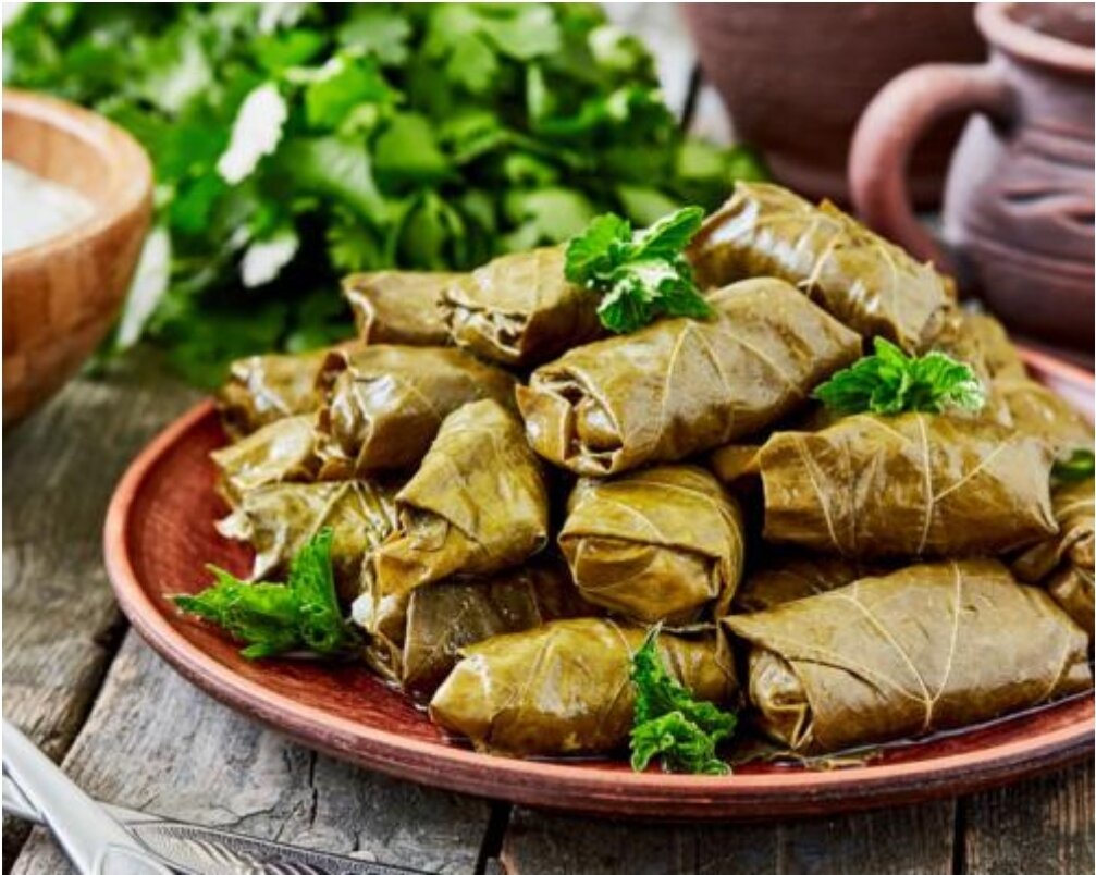 Рыба
Рыба занимает особое место в армянской кухне. Местные жители любят готовить рыбу, особенно «Ишхан» (форель), «Тарап» (стерлядь, осетр) и «Сиг». Кроме того, у армян есть специальный рыбный фестиваль. Во время фестиваля каждый ресторан и частные повара представляют собственные рыбные блюда. Все желающие могут принять участие в фестивале, посмотреть, как повара готовят рыбу, и, конечно же, попробовать вкусные рыбные блюда.

Хаш
Хаш едят в основном в холодное время года и, как правило, рано утром. Это традиционный армянский суп из говяжьих ножек, который подается с чесноком и сушеным лавашем и считается средством от похмелья.