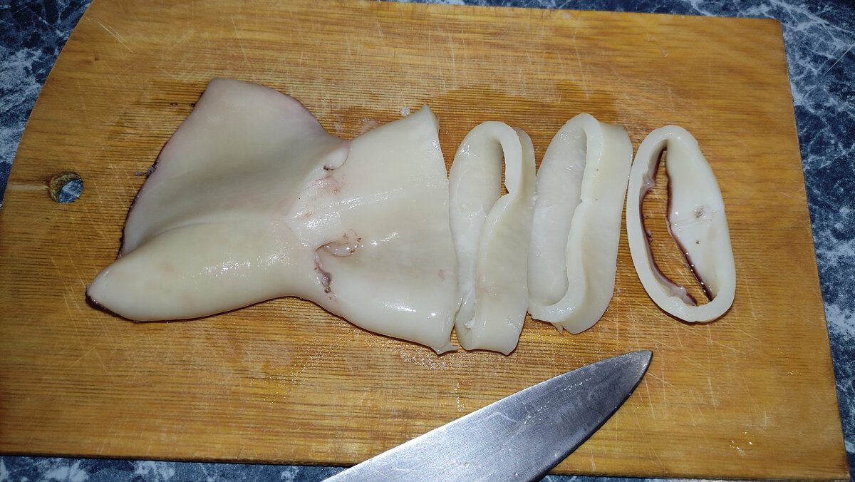 Нарезаем кальмары