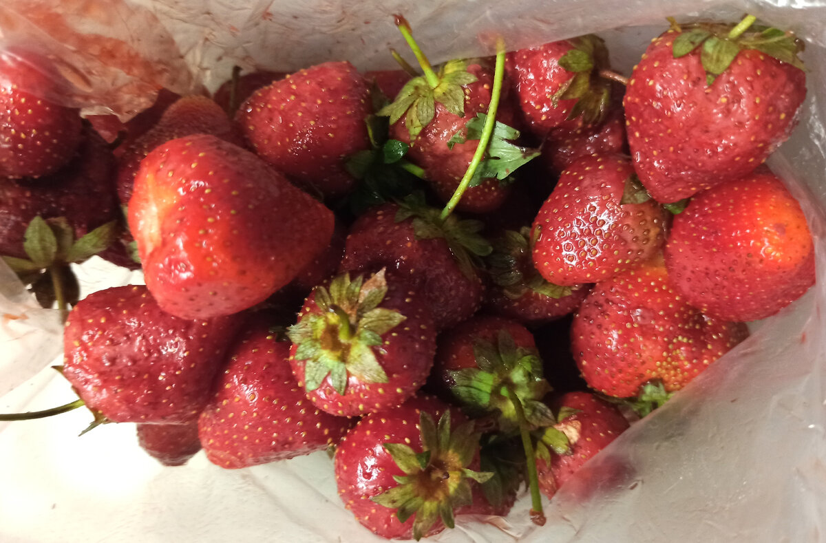 Дёшево и сердито. Хорошо, что быстро съедается! Клубника через час после покупки...