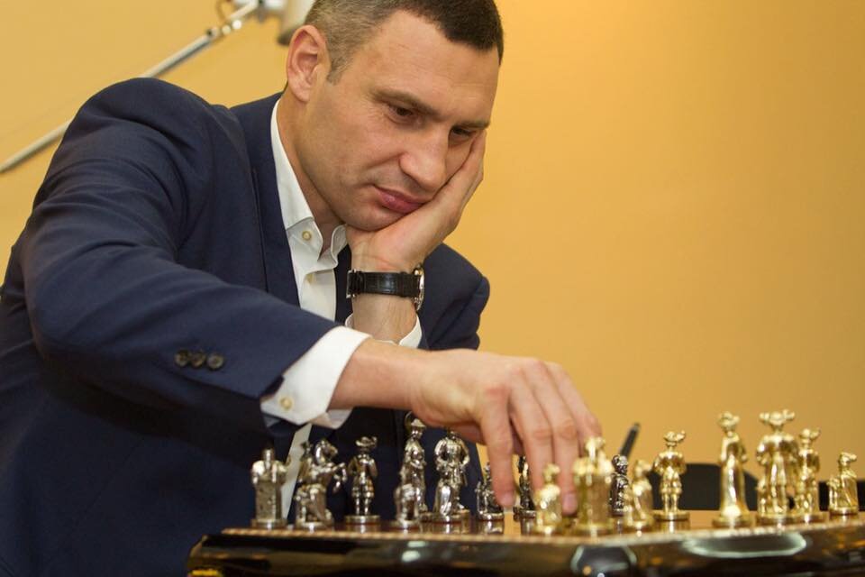 Виталий Кличко за шахматным столом 