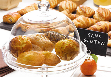 Все больше людей испытывают аллергию на глютен. Это белок, содержащийся в семенах многих злаковых культур. Именно это вещество помогает изготавливать упругое и эластичное тесто для приготовления булочек, хлеба и пирожных. Отказаться от всех этих лакомств людям, которые любят вкусно поесть, но имеют проблемы со здоровьем, достаточно трудно.