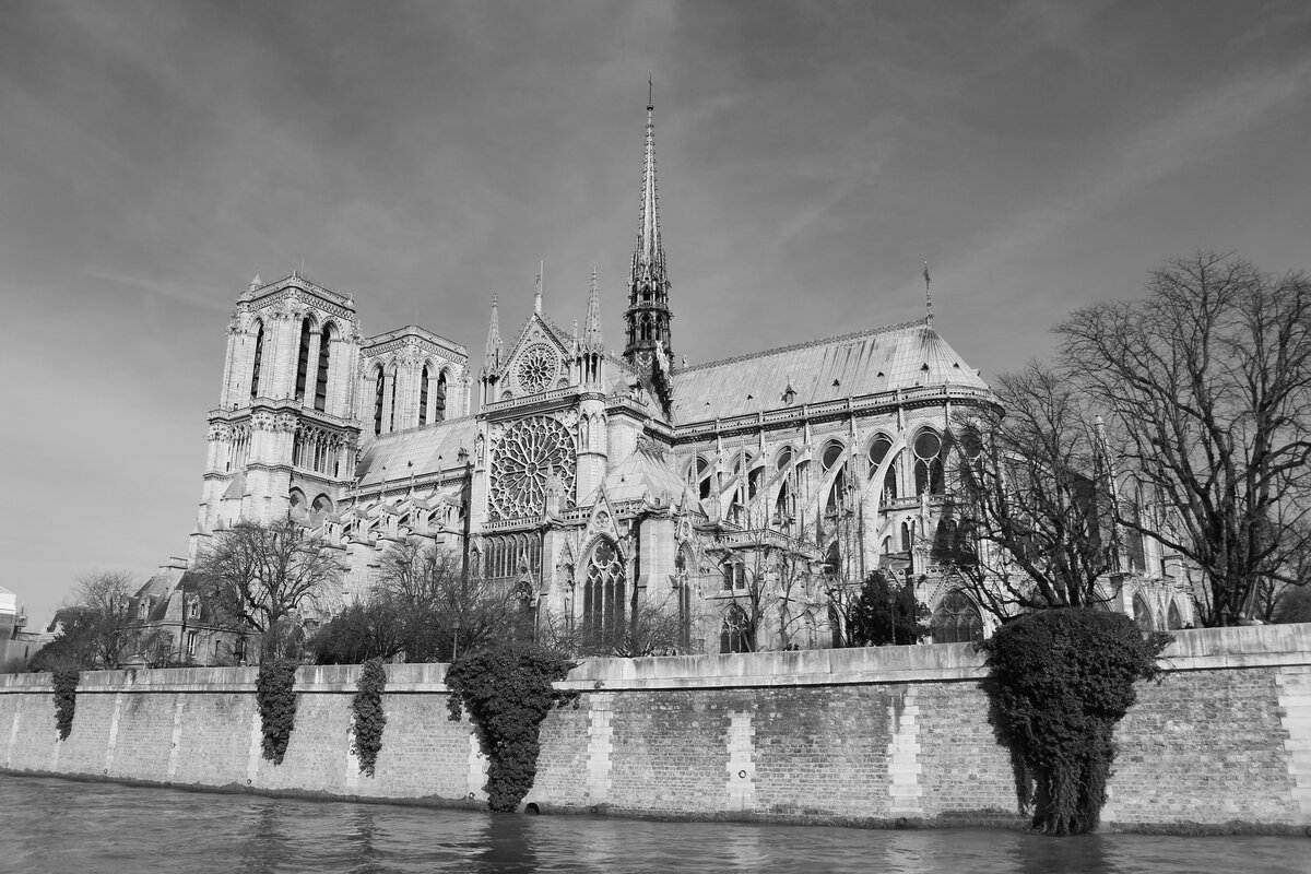 Собо́р Пари́жской Богома́тери или Нотр-Да́м-де-Пари́ (фр. Notre-Dame de Paris) 