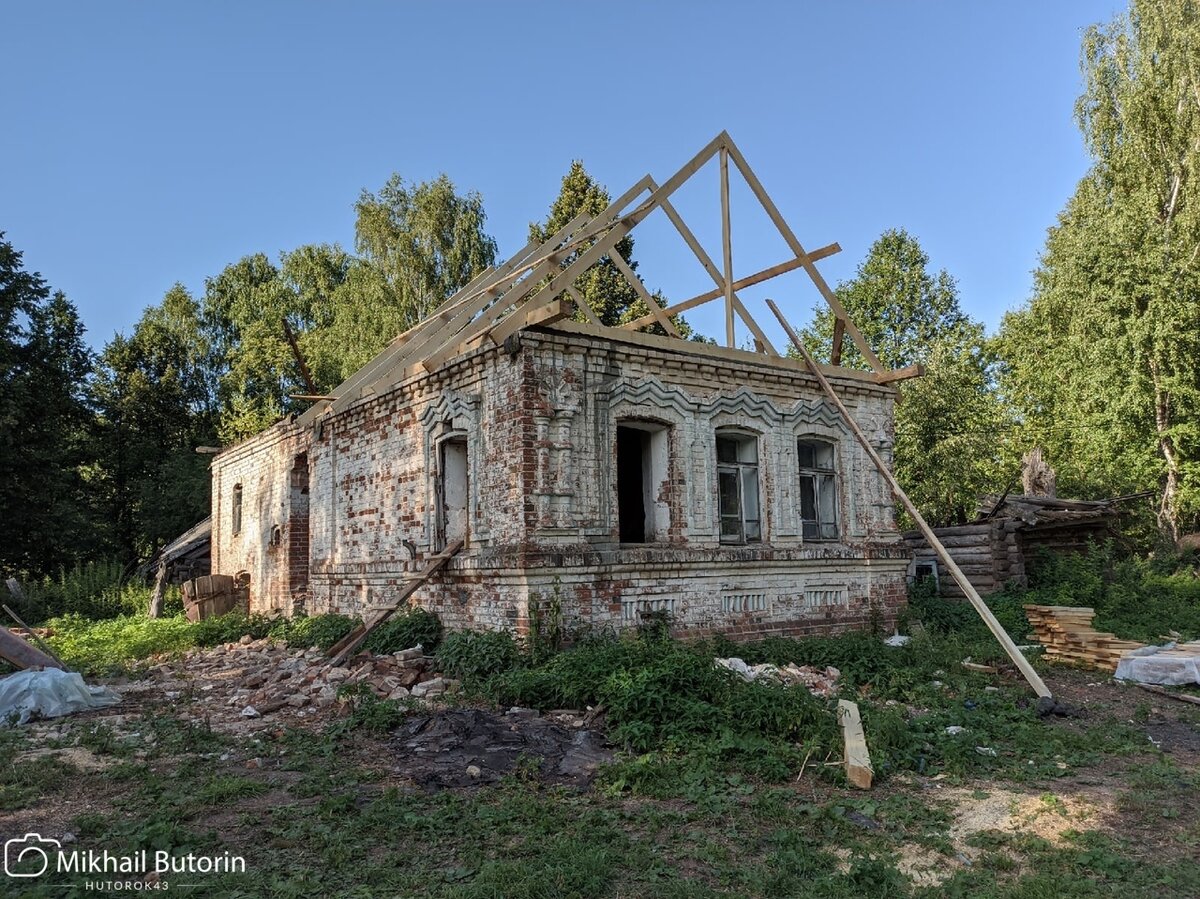 Пристрой за домом. Над входным проёмом разрушена арка.