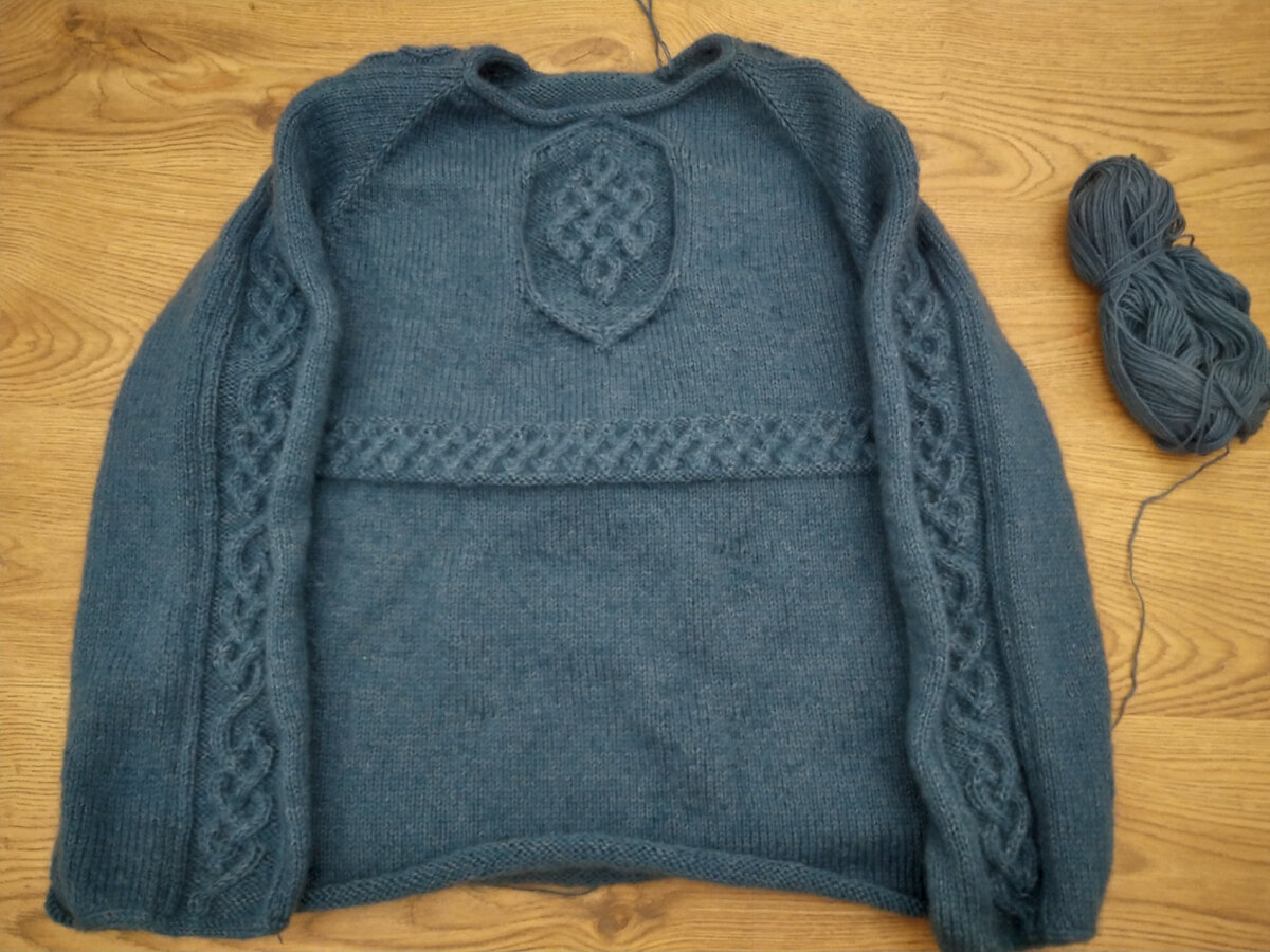 Закончился третий моток мохера. Полушерсть продолжает постепенно накапливаться.