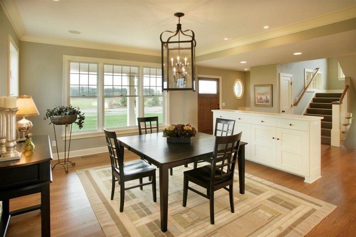 Столовая зона, объединенная с остальным пространством