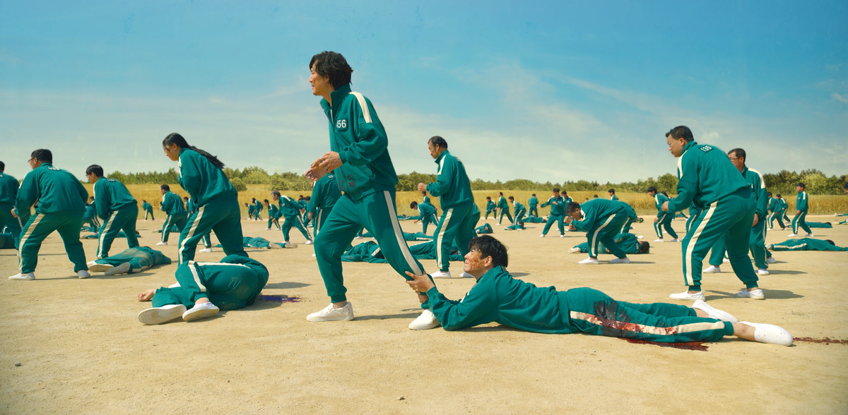 Сцена игры "Тише едешь дальше будешь" из сериала "Игра в кальмара"