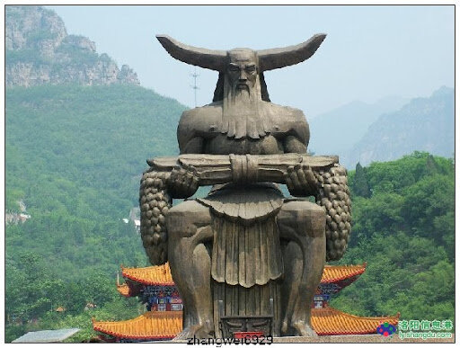 В некоторых вариантах легенды у Шэньнуна тело змеи, бычья голову, человеческое лицо и тигриный нос (https://graph.baidu.com)