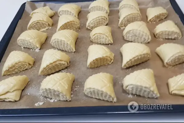 Перекладываем заготовки на противень