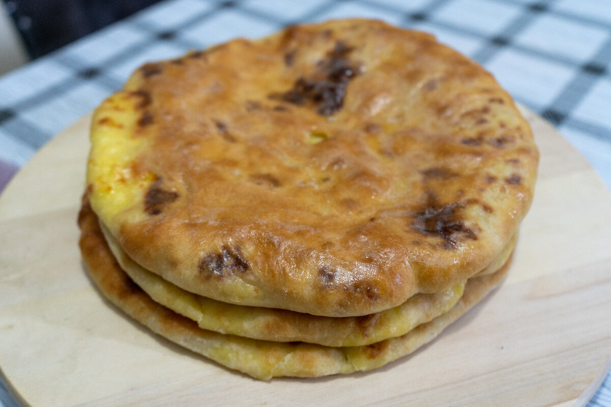 Пирог с адыгейским сыром рецепт. Пирог с адыгейским сыром. Пирог с картофелем сулугуни. Пирог с картофелем и сыром сулугуни. Осетинские пироги с картошкой и сыром.