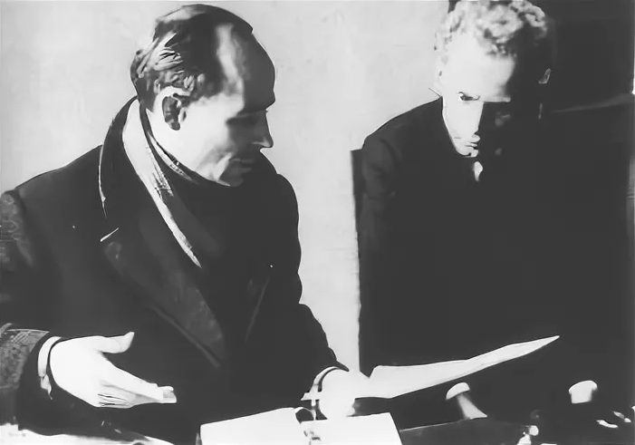 Николай Михайлович Рубцов публиковался и работал в газете "Вологодский комсомолец, ездил в командировки от редакции.". На фото: Н.М. Рубцов в редакции газеты.