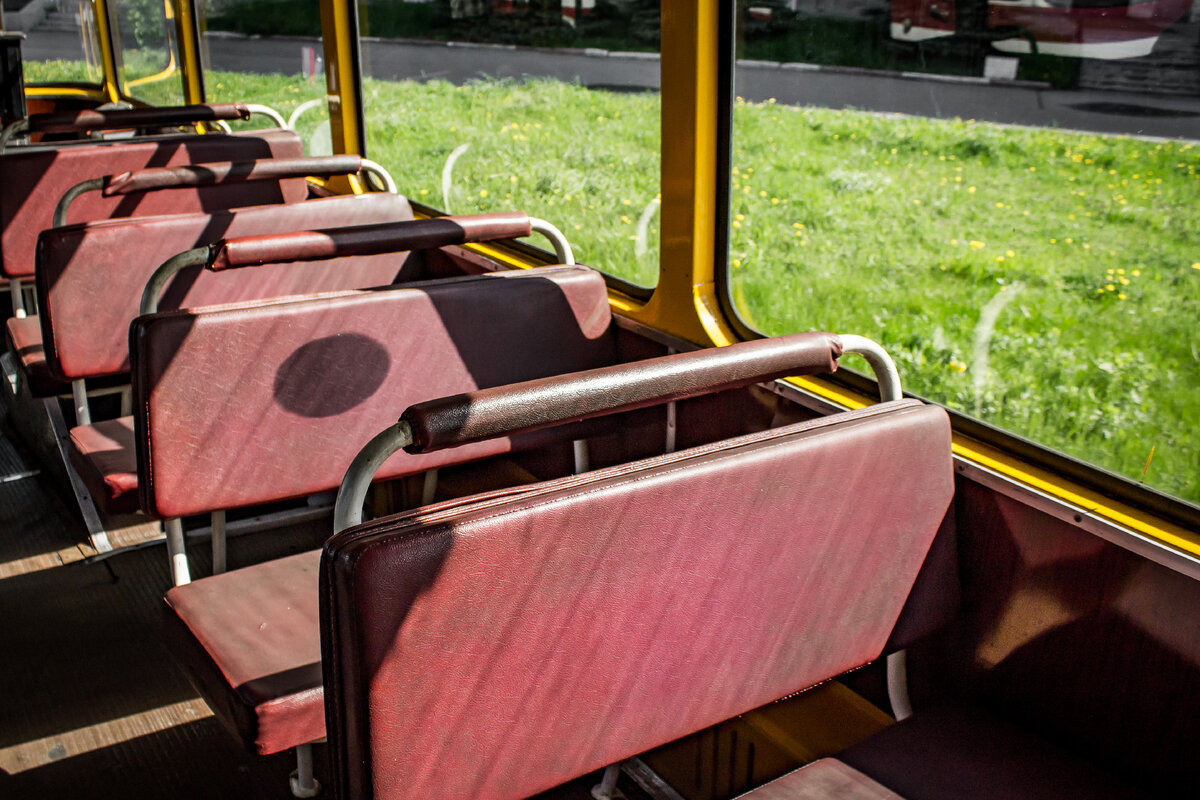 Те самые диваны из кожзама, на которых многим ни один раз приходилось возвращаться с учебы или работы. Хотя кого я обманываю, зачастую приходилось ездить стоя.