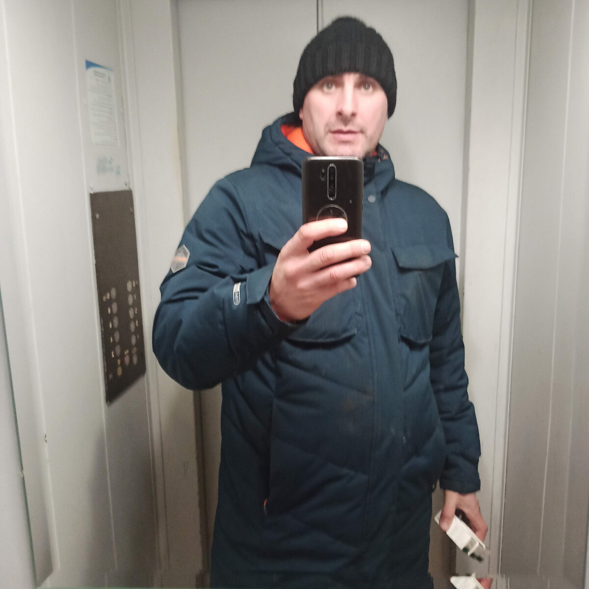 В лифте всегда можно застрять, тогда нужно просто позвонить мастеру или диспетчеру. Номер будет написан внутри