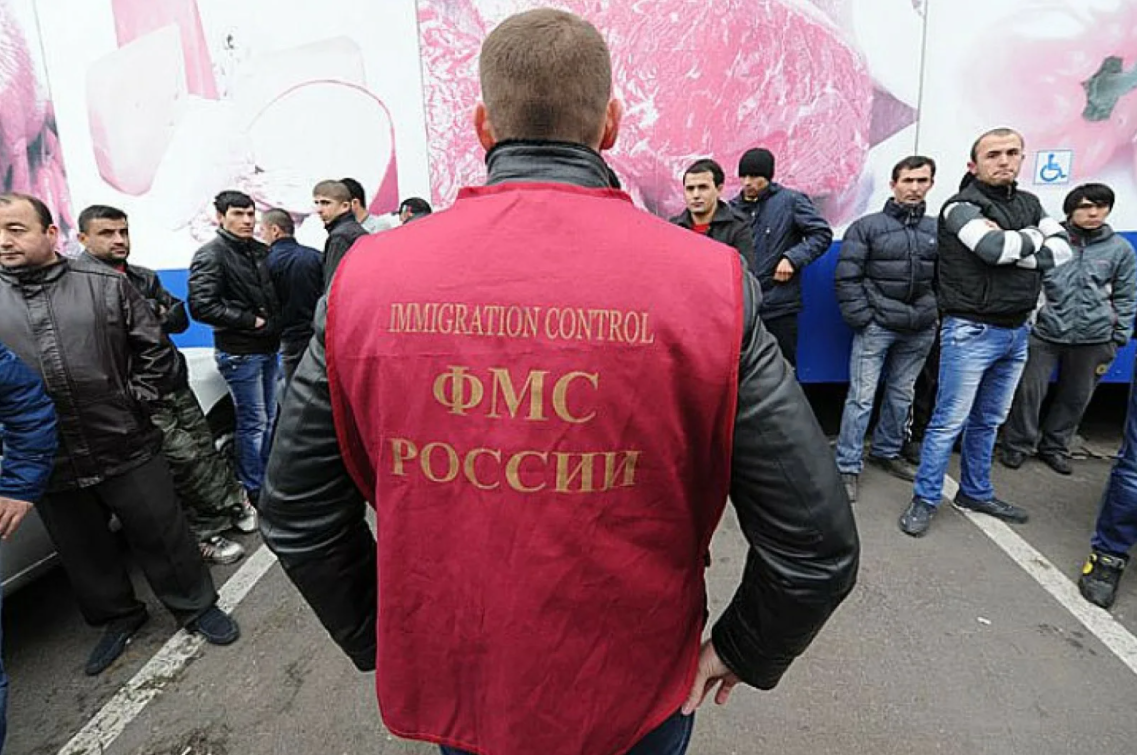 Миграционная служба москва. Миграционная служба. ФМС России. Федеральная служба миграции. Мигранты в Москве ФМС