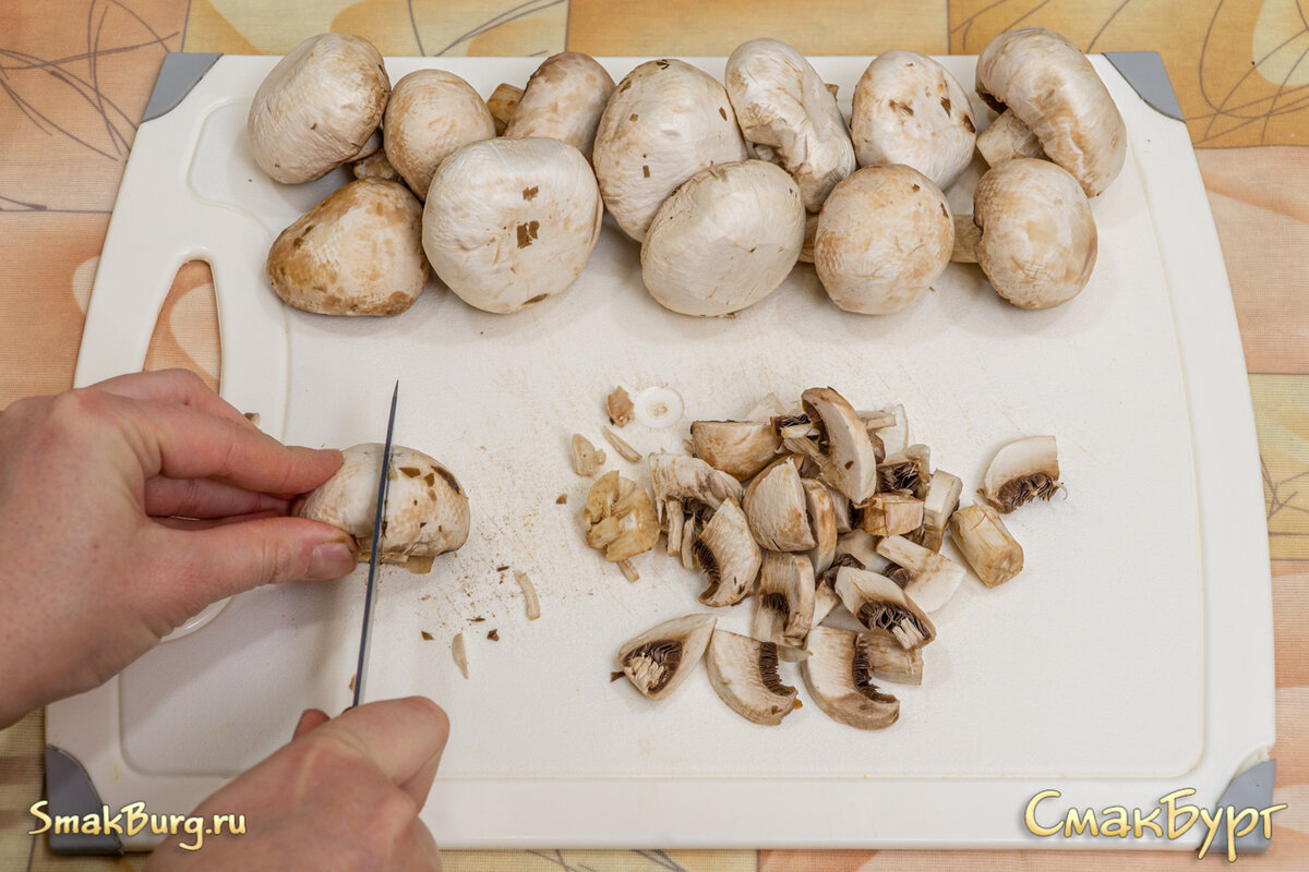 Слоеный салат с курицей, грибами и ананасами - классика новогоднего жанра |  СмакБург | Дзен