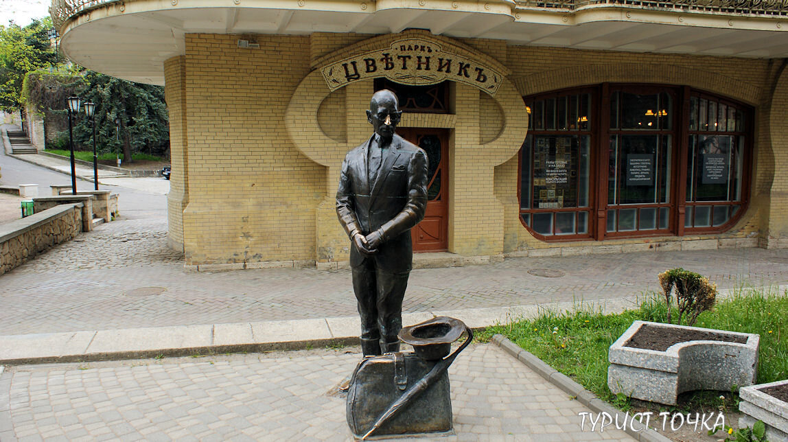 Памятник кисе воробьянинову в пятигорске фото Знаменитый Орёл в Пятигорске, возле которого Киса Воробьянинов просил милостыню 