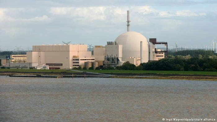 АЭС Брокдорф - одна из закрытых станций в Германии - подарочек на новый 2022 год! (Изображение взято с сайта https://www.dw.com/ru)