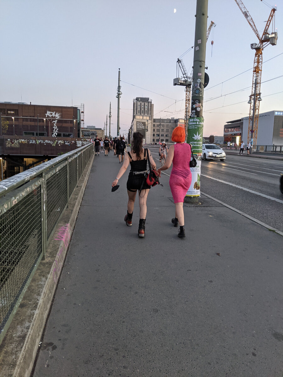 а ешё немуи могут выглядеть вот так и чхать они хотели, что о них подумают=)) Фото автора. Берлин.