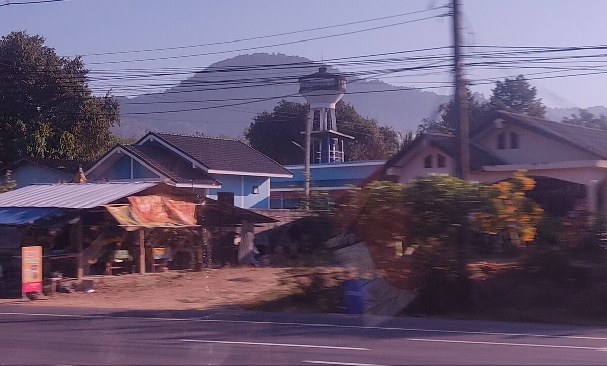 Вид их окна автобуса. Хотите смотрите, хотите спите. Смотрение-дело добровольное