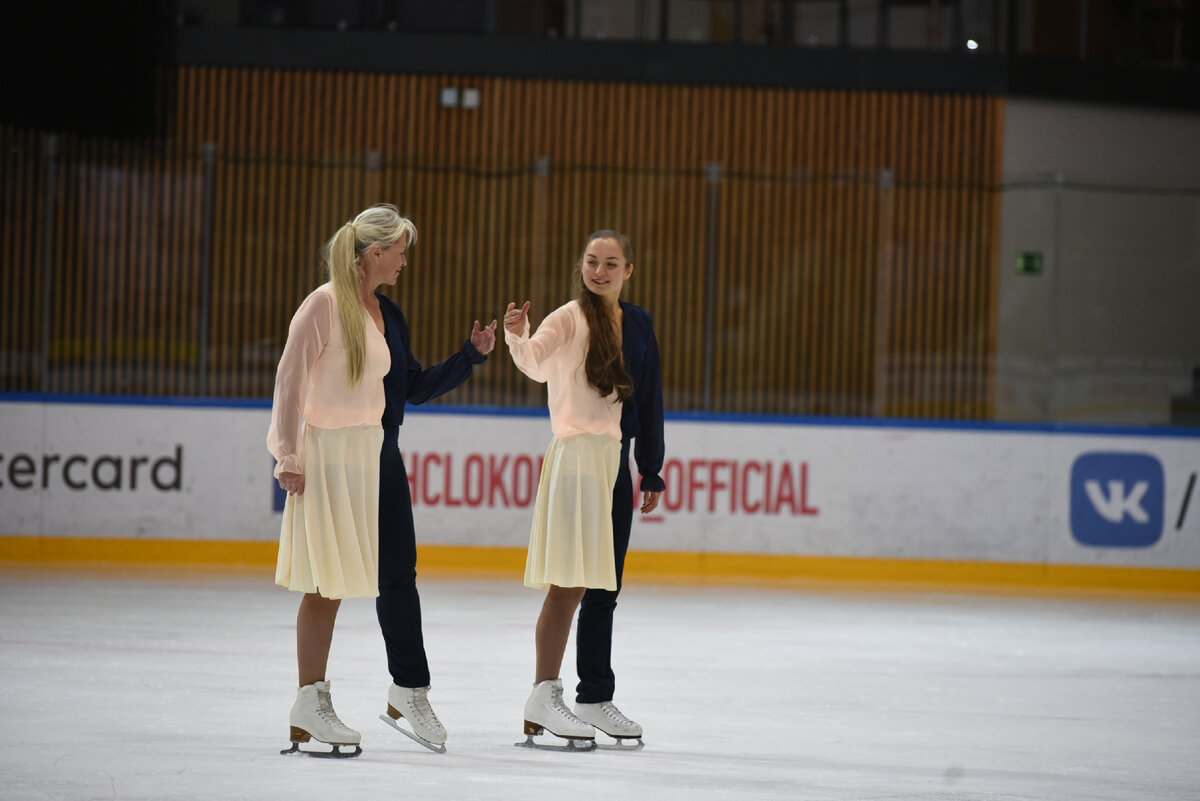 Наш однополый дуэт, к сожалению, распался...  Но работа по созданию танцев для девичьего дуэта была необыкновенно творческой и интересной. 