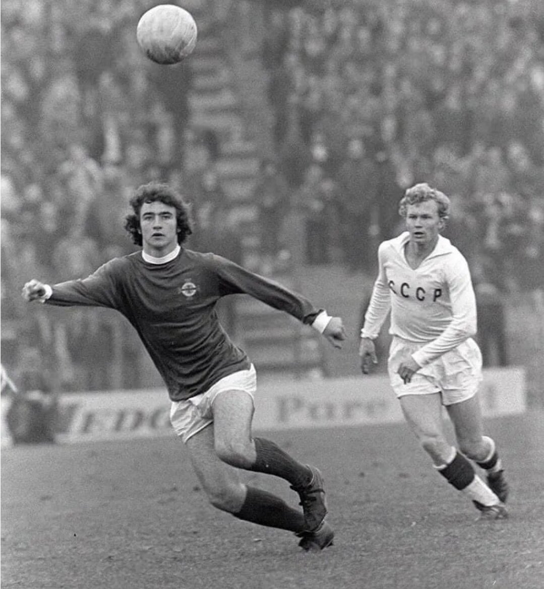 Николай Киселев играет за сборную СССР против Северной Ирландии.