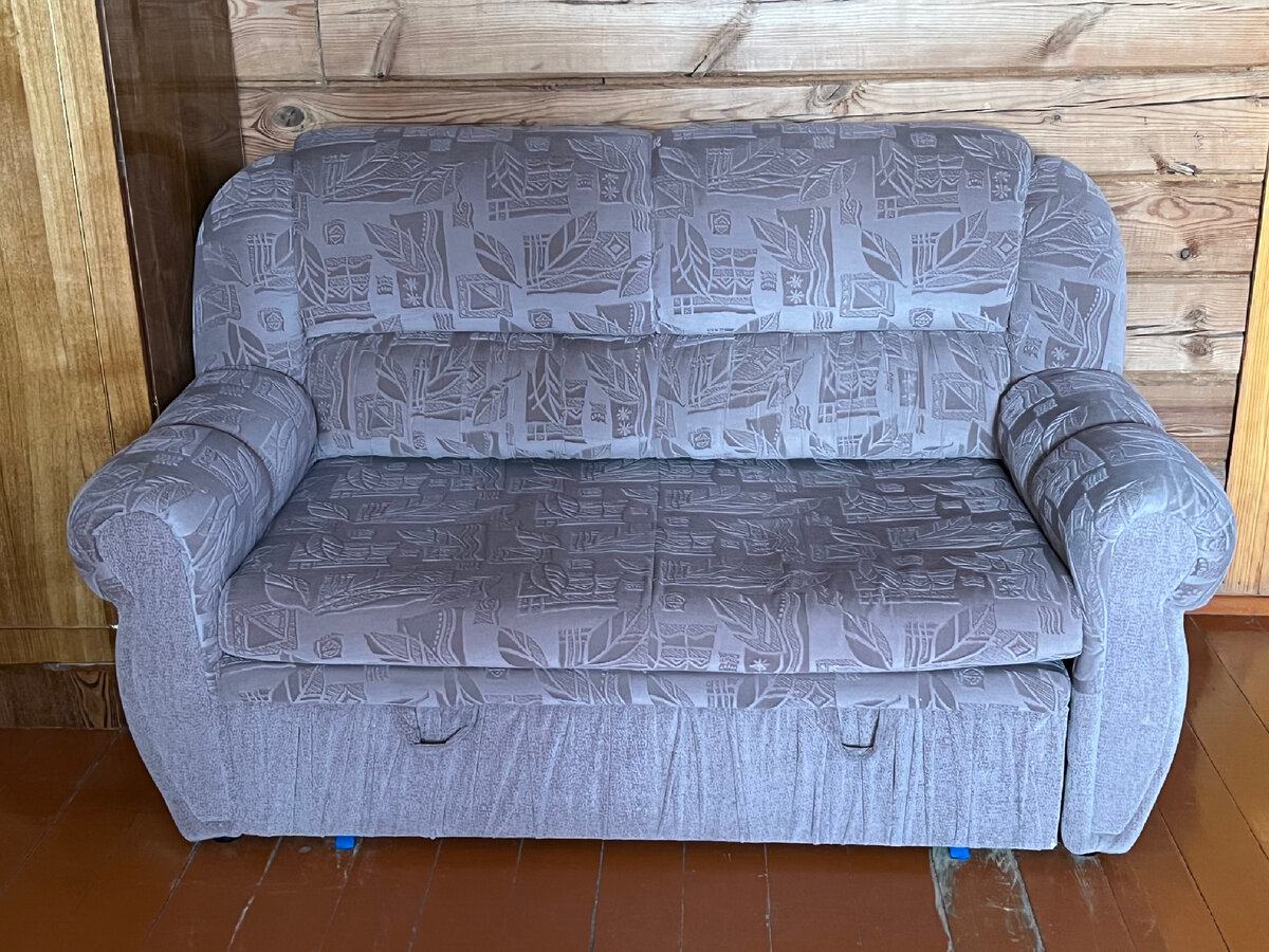 Старый диван в довольно не плохом состоянии