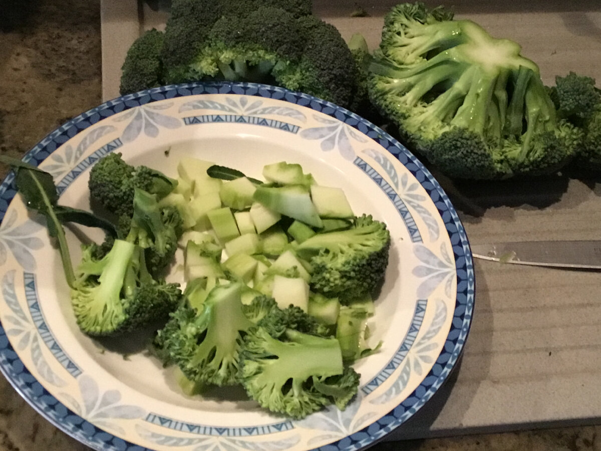 У брокколи я использую также и кочерыжку. Внизу, где кожица грубовата я ее очищаю, а потом нарезаю кубиками, а потом нарезаю на «деревья». Большие »деревья» разрезаю вдоль пополам. 
