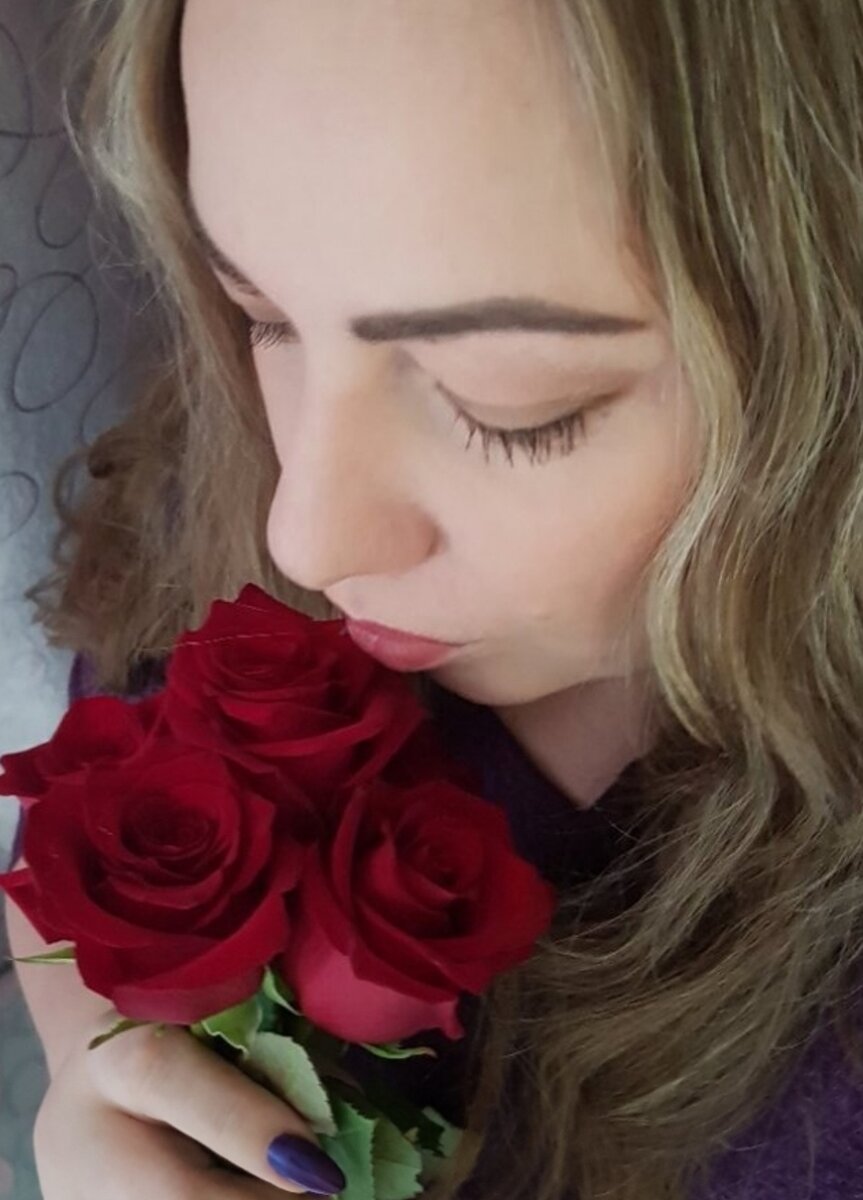 На самом деле тут 5 роз...подарил муж на 14 февраля.