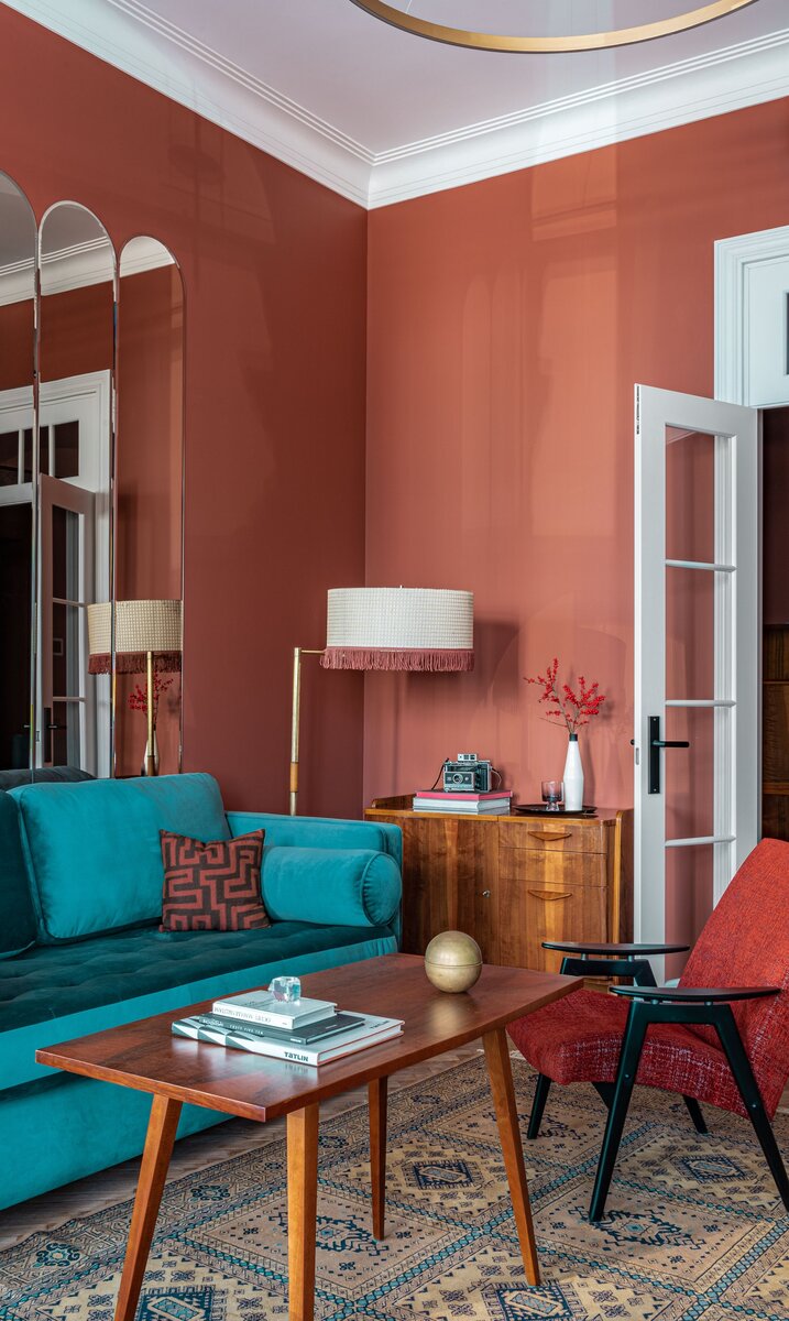 Фрагмент гостиной. Диван SK Design; столик, кресло, комод и торшер – винтаж 50-х — 60-х годов из коллекции хозяев квартиры; на стенах краска Benjamin Moore.Фото: Кирилл Бондарев