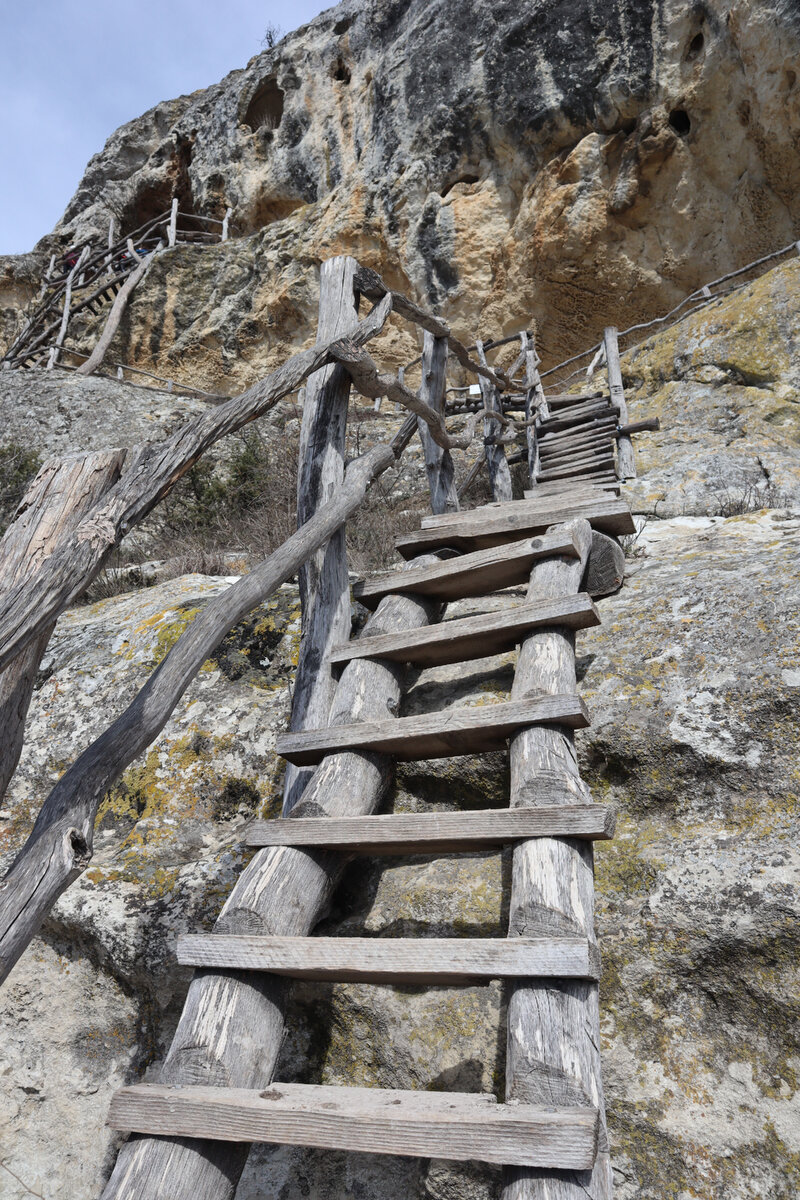 Лестница ведущая к монастырю 