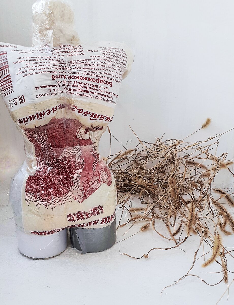 Будущая кукла из пакета и тряпок