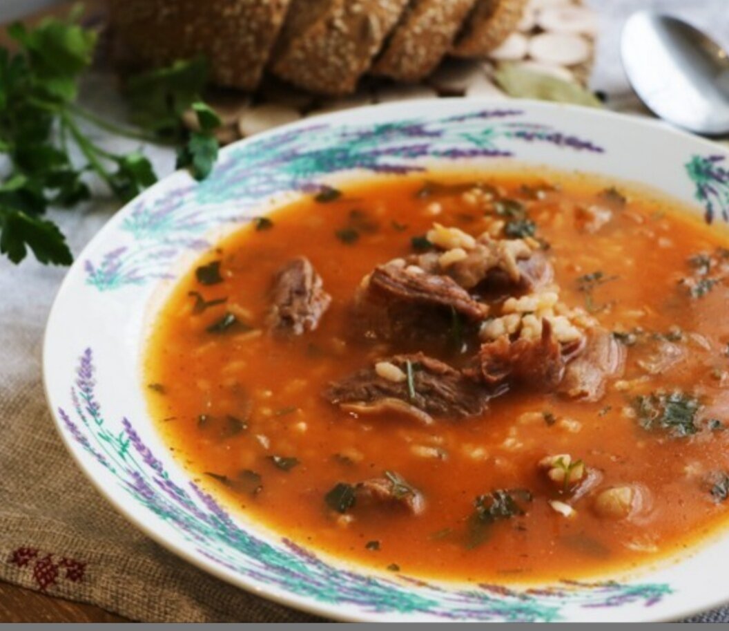 Харчо варят с картошкой. Харчо с картошкой. Суп-харчо из свинины. Харчо со свининой. Суп харчо со свининой.