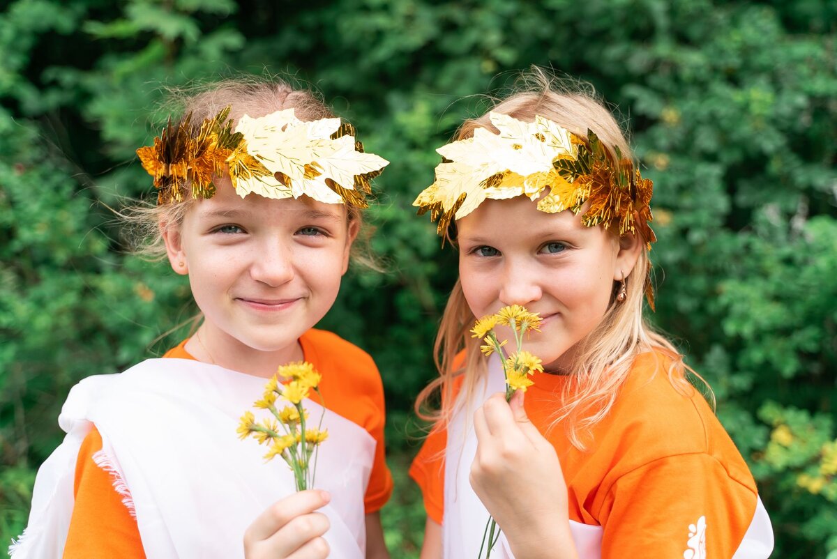 Человек рассматривает творения Божии,  узнаёт,  что Бог есть,  и познаёт несовершенство.  Вот из чего рождается искусство.