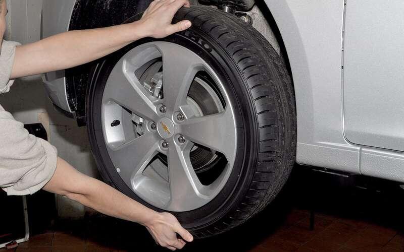 Вот таким образом покачиваем колесо в вертикальной плоскости.