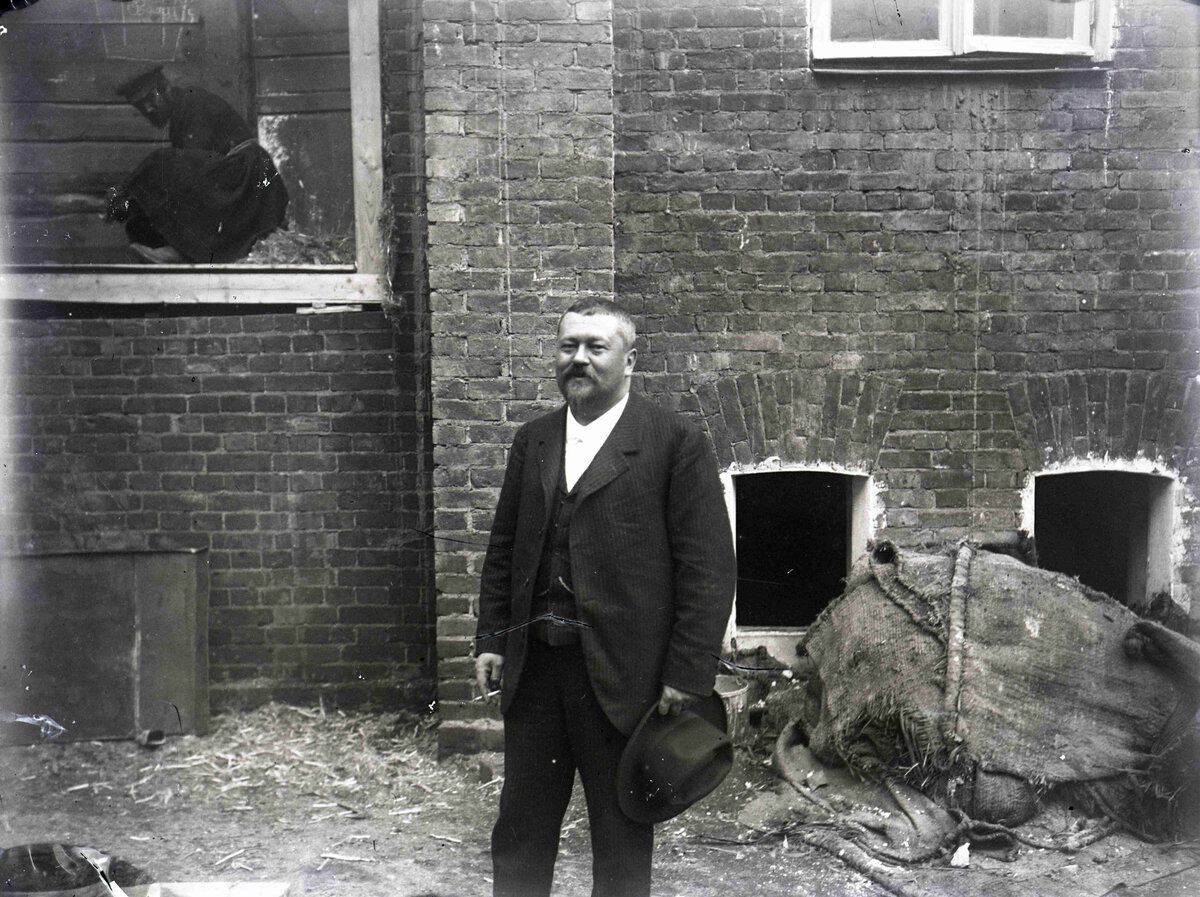 С.Т.Морозов на стройке здания МХТ