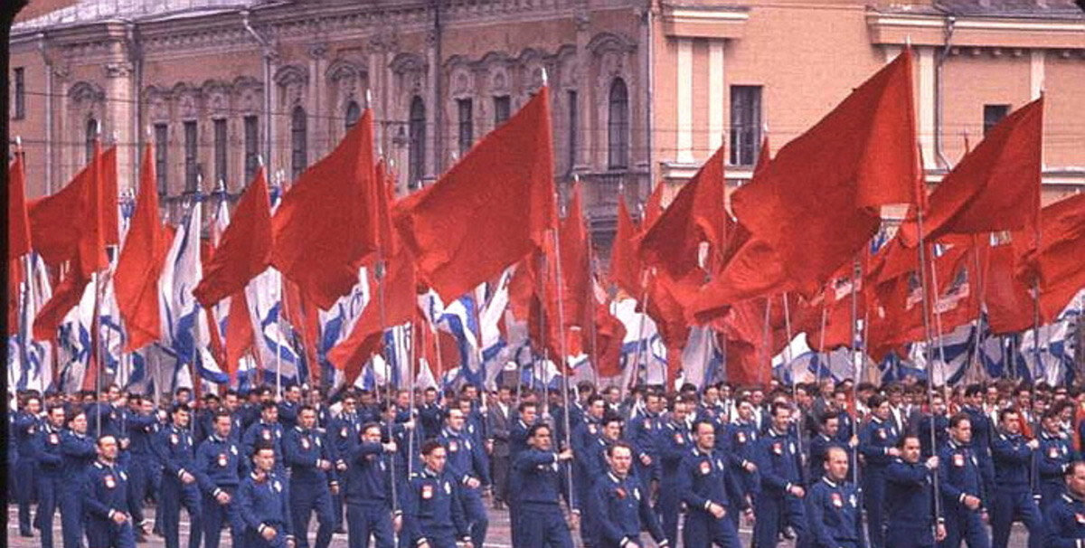 Один флаг- это семерка, много флагов- число 77. Фото из журнала Life.