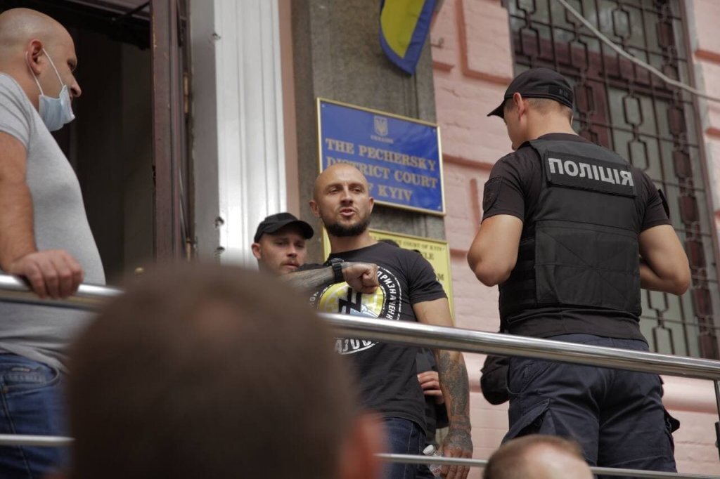 Ветеран полка «Азов» Олег Довбыш заходит в здание Печерского райсуда Киева, 30 августа 2021 года. Фото: телеграм «Нацкорпуса»