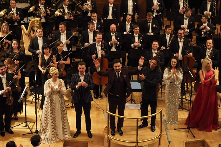 «Мы все время с оркестром на связи, в этом сезоне состоялся мой творческий вечер. Это была моя мечта, я осмелился предложить такую идею Александру Сладковскому, и он поддержал ее». Фото: ГАСО РТ