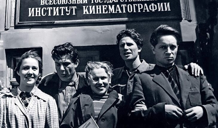 Однокурсники по ВГИКу (справа налево: Юрий Белов, Геннадий Юхтин, Валентина Березуцкая, Леонид Пархоменко, Руфина Нифонтова)