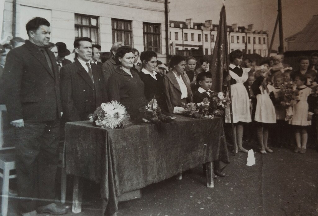 Последний звонок. 12 школа. Неизвестный автор, 25 мая 1963 года, Мордовская АССР, г. Саранск, из архива Натальи Козловой.