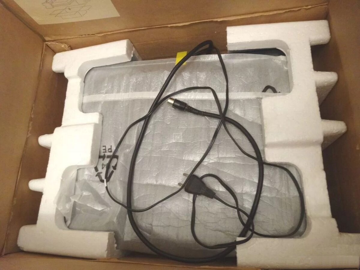 С родными упаковочными пенопластовыми уголками 