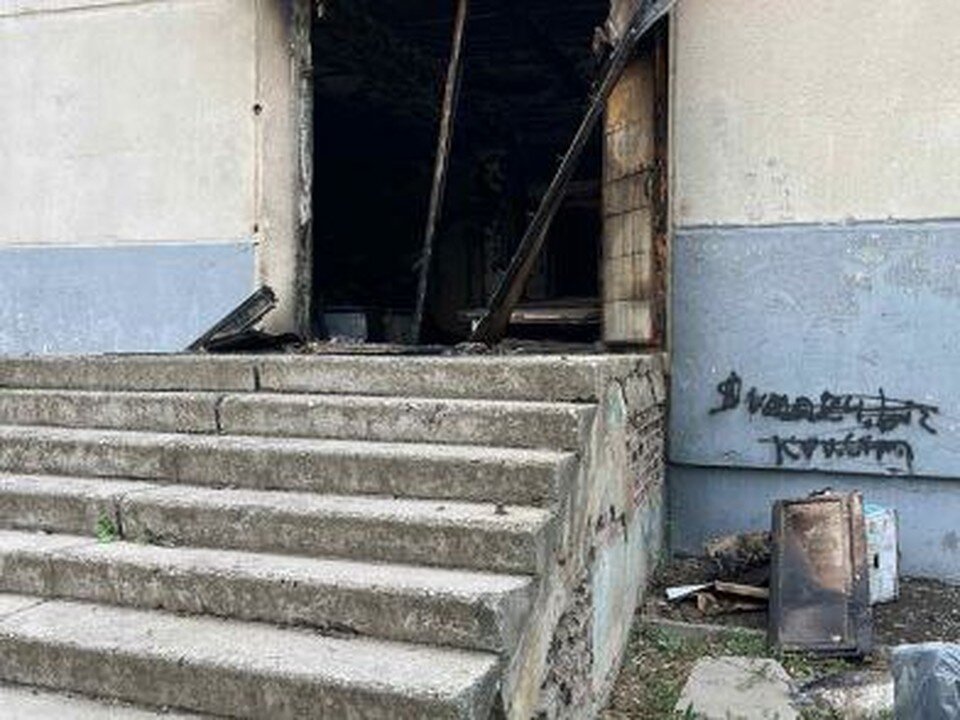     Девочка засунула под дверь горящий лист бумаги. Фото: УМВД по Волгограду.