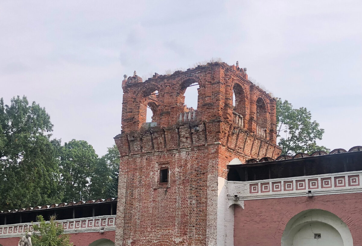 В этих мощных башнях когда-то размещались пушки.