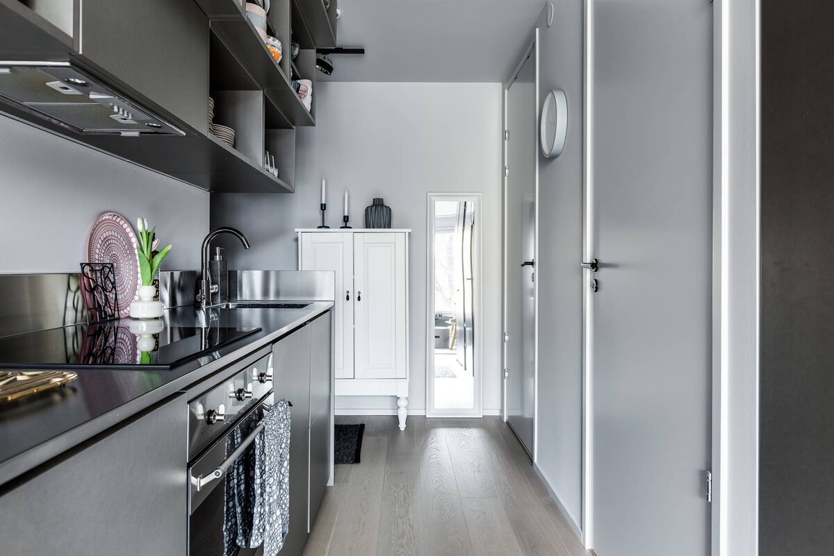 Нейтральные цвета и практичная планировка. Монохромная студия с кухней в коридоре