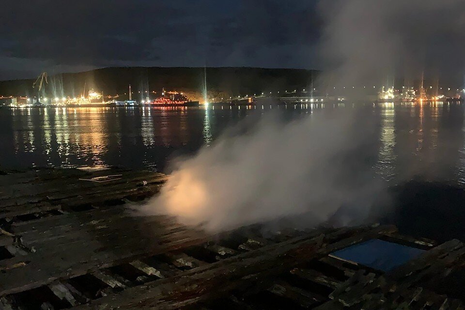     Около 23.30 25 августа в Мишуково загорелся причал. Фото: vk.com/murman01