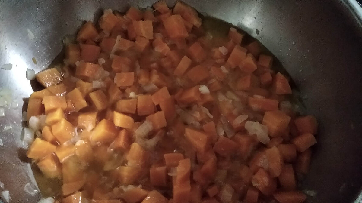 Лук с морковкой потушились