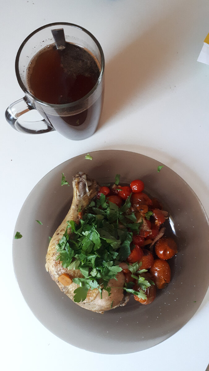 Окорочок,помидоры припустила