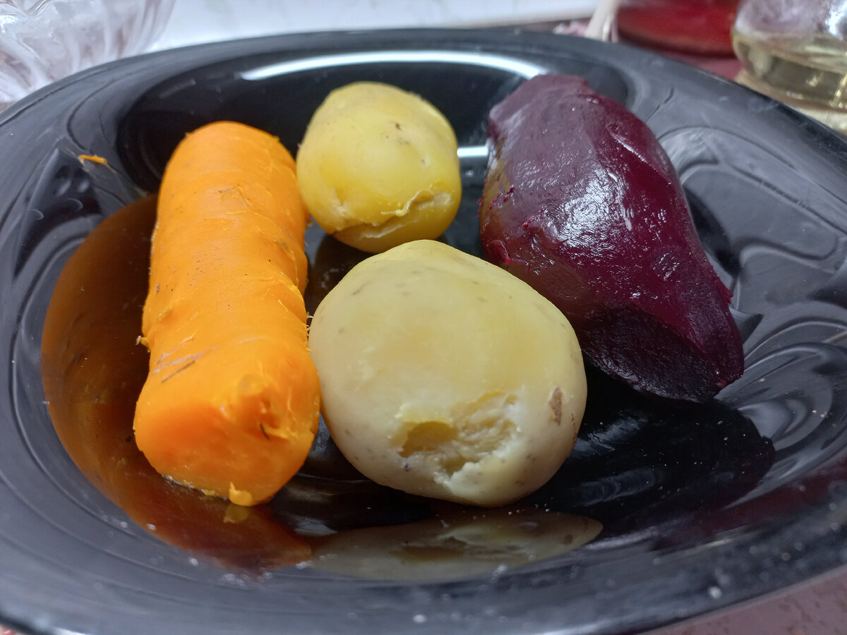 Остужаем и очищаем от кожуры.