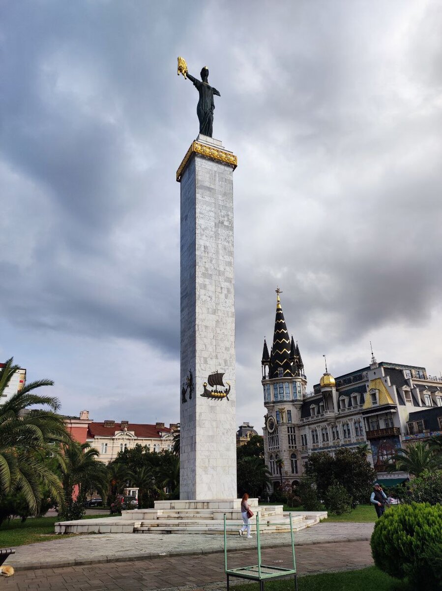 Стелла "Золотое руно" Батуми, Площадь Европы.