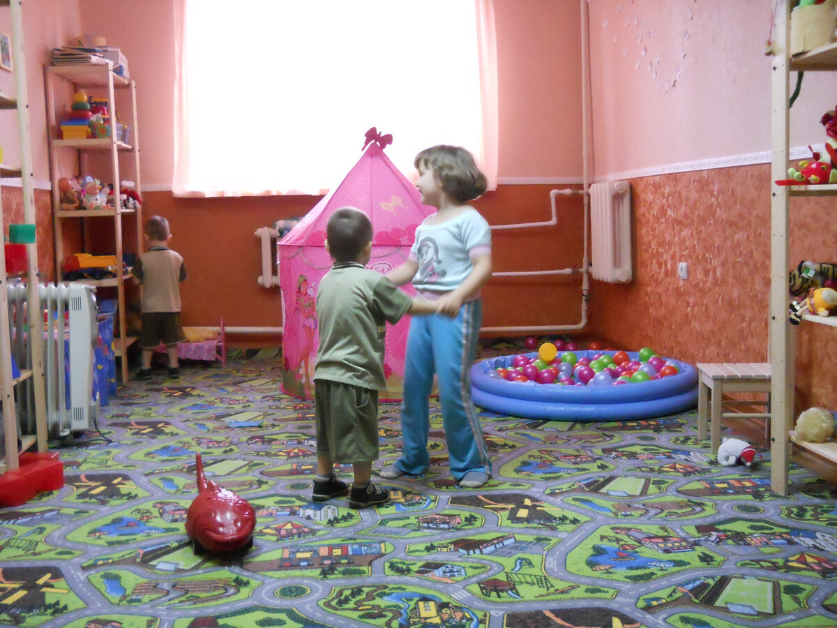 Моя маленькая помощница - доченька играет с малышней.